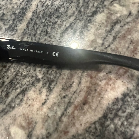 Ray-Ban Black Sunglasses Sleek Design with Protective Lenses - Picture 2 of 5